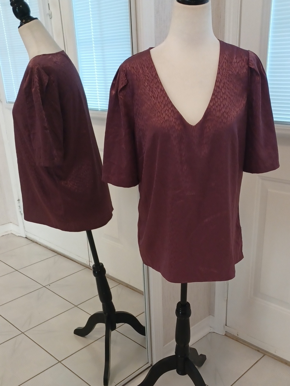 4/$80 RW&CO. Plum V-Neck Short Sleeve Blouse - Size Medium
